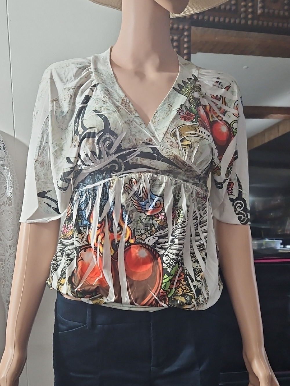 Source Unknown White V-Neck Graphic Blouse with Red Heart Motif